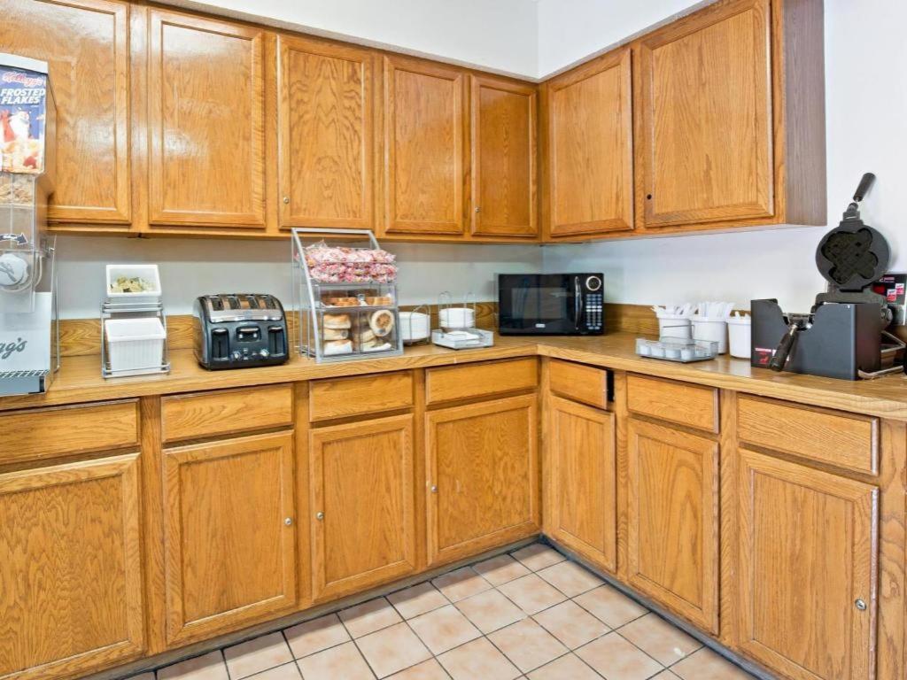 Super 8 By Wyndham Plano/Dallas Area Bagian luar foto