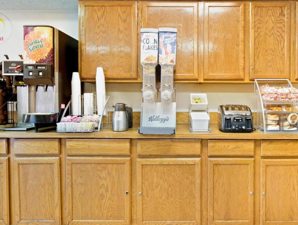 Super 8 By Wyndham Plano/Dallas Area Bagian luar foto